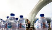 Maratona do Porto: corredor hidrata-se junto à Ponte da Arrábida
