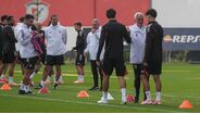 Mourinho no treino de preparação para jogo com Bayer Leverkusen