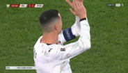 Cristiano Ronaldo reage após cartão vermelho no jogo Irlanda-Portugal em Dublin.
