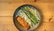 Local apresenta pratos com salmão, espargos e noodles para a nova estação