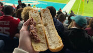 Sandes de presunto num estádio divide opiniões entre adeptos e amantes de gastronomia.
