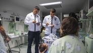 Comitiva do V. Guimarães de visita ao serviço de Neonatologia do Hospital da Senhora da Oliveira
