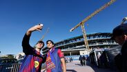 Adeptos do Barcelona visitam o estádio em remodelação