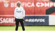 Mourinho observa treino no Benfica Campus
