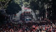 Imagens impressionantes: centenas de milhares 'pintam' ruas do Rio de Janeiro após conquista do Flamengo