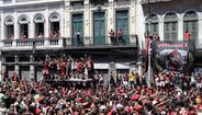Imagens impressionantes: centenas de milhares 'pintam' ruas do Rio de Janeiro após conquista do Flamengo