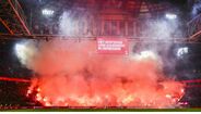 Era para ser uma homenagem, virou um 'festival' de pirotecnia: jogo entre Ajax e Groningen cancelado