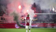 Era para ser uma homenagem, virou um 'festival' de pirotecnia: jogo entre Ajax e Groningen cancelado