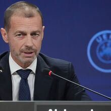 <![CDATA[ UEFA demarca-se da FIFA e mantém-se firme na suspensão às equipas russas ]]>