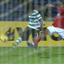 <![CDATA[ Benfica 'atira-se' à arbitragem do Santa Clara-Sporting: «Erro colossal e anedótico» ]]>