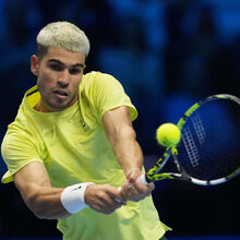 <![CDATA[ Alcaraz entra a ganhar nas ATP Finals e fica mais perto de terminar ano no topo ]]>