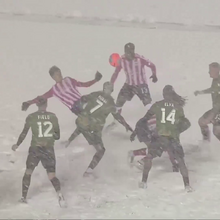 <![CDATA[ O pontapé de bicicleta (em pleno nevão) na final do campeonato do Canadá que já corre o mundo ]]>