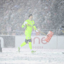 <![CDATA[ Intenso nevão na final do campeonato canadiano levou jogadores a pegarem... em pás ]]>