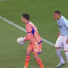 <![CDATA[ Erro da defesa ou do guarda-redes? O caricato lance que permitiu ex-Benfica marcar no Fortaleza-Grémio ]]>