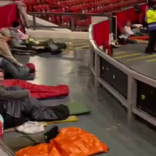 <![CDATA[ Man. United abre as portas de Old Trafford e deixa adeptos dormir... nas bancadas ]]>