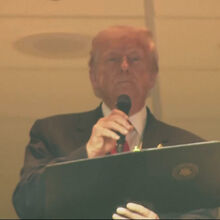 <![CDATA[ Trump tenta fazer história ao assistir a jogo da NFL mas acaba vaiado  ]]>