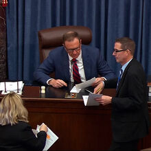 <![CDATA[ Senado dos EUA aprova projeto de lei para pôr fim à paralisação do governo ]]>