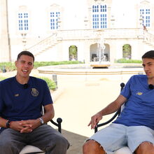 <![CDATA[ Bednarek e Kiwior abrem o livro: o FC Porto que "parece uma religião" e a francesinha que... assusta ]]>