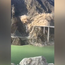 <![CDATA[ O momento em que ponte inaugurada recentemente desaba na China ]]>