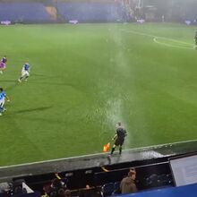 <![CDATA[ Infiltração obriga árbitro assistente a 'ir ao banho' dezenas de vezes durante o Stockport-Wigan ]]>