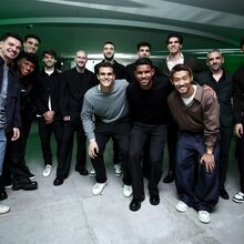 <![CDATA[ Rui Borges e os jogadores do Sporting coloriram serão verde em Alvalade: eis a fotografia de grupo ]]>