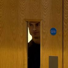 <![CDATA[ Cristiano Ronaldo a espreitar pela porta: o momento caricato antes da conferência ]]>