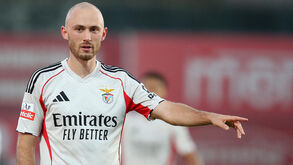 Aursnes celebra marca de jogos na liga norueguesa pelo Benfica