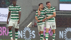 Jogadores do Sporting festejam em campo num dia de chuva