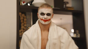 Haaland entra no espírito do Halloween como 'The Joker' e vai comprar fraldas: «Não és aquele rapaz do Man. City?»