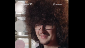 Barbeiro do adepto do Man. United que não corta o cabelo 'desespera' em anúncio divertido: «Já nem faz marcações...»