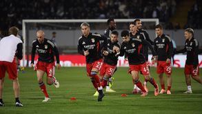 Os jogadores do Benfica durante o aquecimento no Estádio D. Afonso Henriques