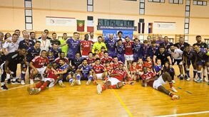 Jogadores de Benfica e Luxol St. Andrews posaram para fotografia no final do jogo