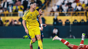 Cristiano Ronaldo marca dois golos na vitória do Al Nassr, mantendo a equipa no topo da liga saudita
