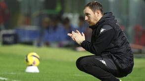 Cathro aplaude na linha lateral