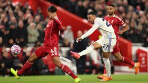 Jogo entre Liverpool e Aston Villa em Anfield