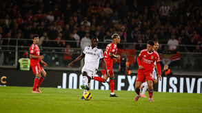 Jogo V. Guimarães-Benfica: jogadores em campo disputam a bola