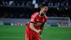 Jogador do Benfica festeja golo contra o V. Guimarães