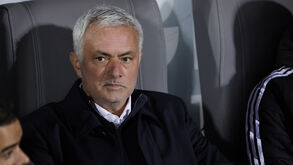 José Mourinho reage no banco de suplentes do Benfica