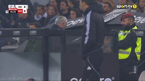 Mourinho a ir para o balneário numa altura em que a 1.ª parte do V. Guimarães-Benfica ainda não tinha terminado