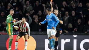 Daniel Siebert a arbitrar o jogo entre o PSV Eindhoven e Nápoles