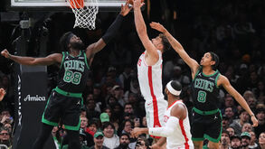 Neemias Queta marcou 9 pontos frente aos Houston Rockets 