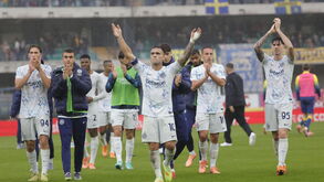 Jogadores do Inter festejam triunfo frente ao Verona
