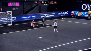 Jogadora engana-se e remata à própria baliza na Queens League: guarda-redes ficou incrédula