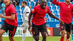 Jogadores do Penafiel a festejar frente ao Vizela