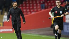Derek McInnes em conversa com o árbitro assistente quando orientava o Hearts