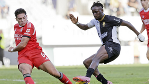 Benfica B desperdiça vantagem de três golos e perde com o Farense no São Luís