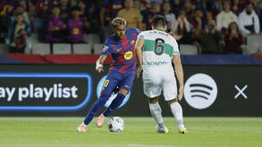 Os jogadores em ação durante o Barcelona-Elche