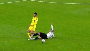 Kökçü faz entrada 'assassina' e é expulso no Besiktas-Fenerbahçe