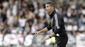 Nélson Veríssimo reage junto ao banco do Benfica B durante o jogo com o Farense