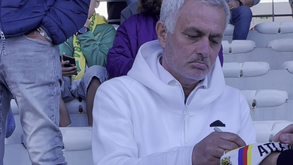 José Mourinho distribuiu autógrafos nas bancadas do Municipal de Mafra